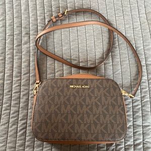 Micheal Kors crossbody bag